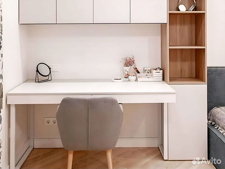 Школьный стол для двоих у окна