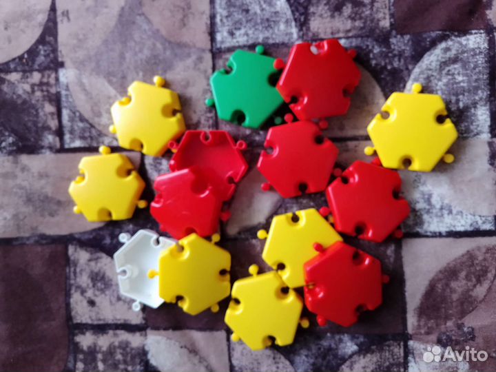 Игрушки много