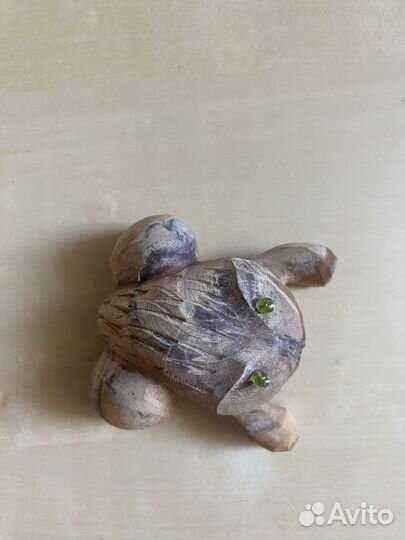 Деревянная фигурка лягушки