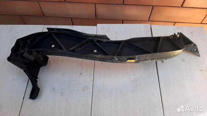 Крепление правой фары BMW 1-Series 116I E87