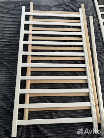 Детская кроватка с маятником белая