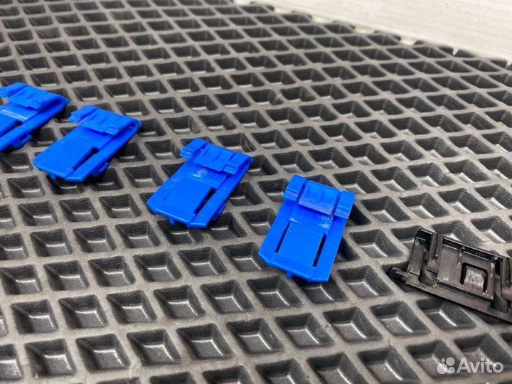 Крепление молдинга двери переднее правое Honda