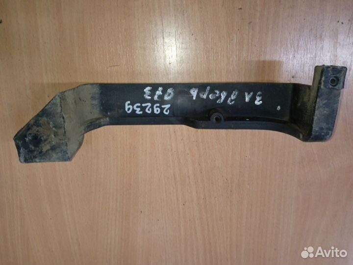 Renault Sandero I кронштейн двери задней