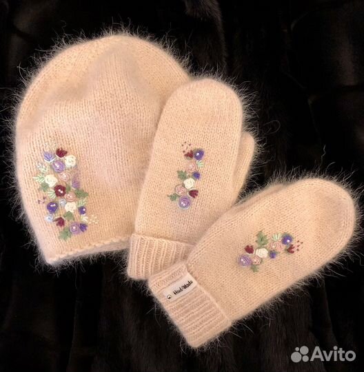 Комплект шапка и варежки с вышивкой рококо