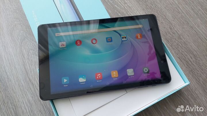 Планшет Huawei MadiaPad t2 10.0 pro +чехол+SD 32гб