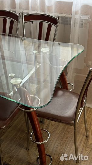 Стол и стулья