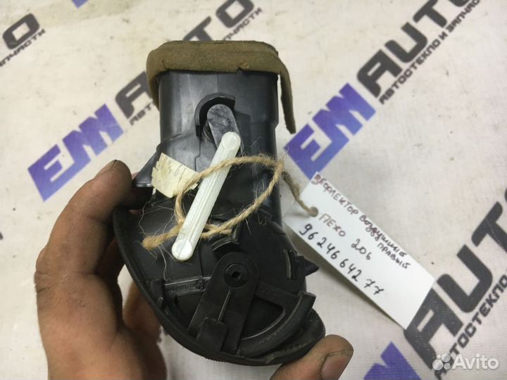 Дефлектор воздушный правый Пежо 206