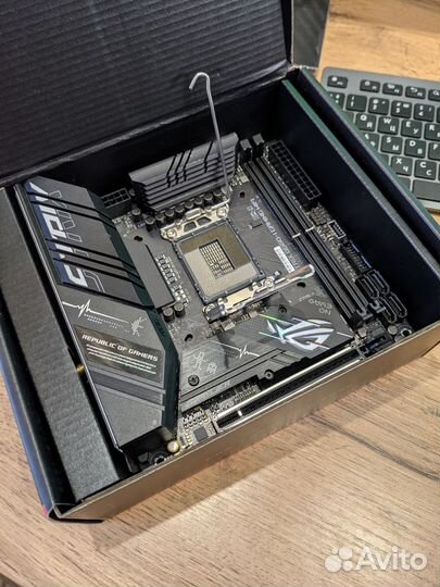 Мат плата asus ROG strix B660-I gaming wifi