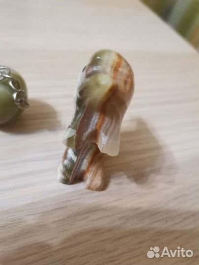 Сувениры из оникса (дельфин, яблоко)