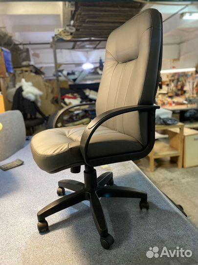 Офисное кресло