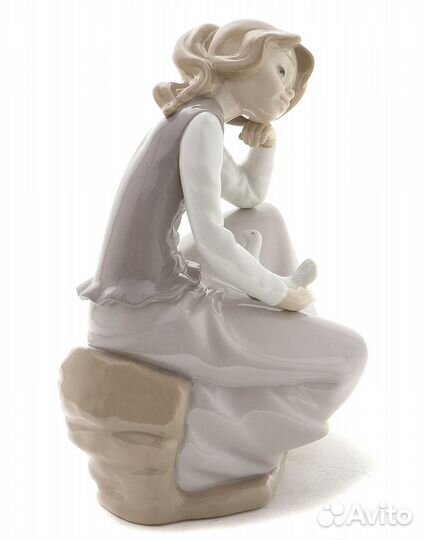 Фарфоровая фигура Девочка с голубем. NAO by Lladro