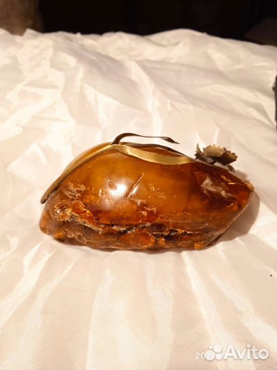 Янтарь с цветком