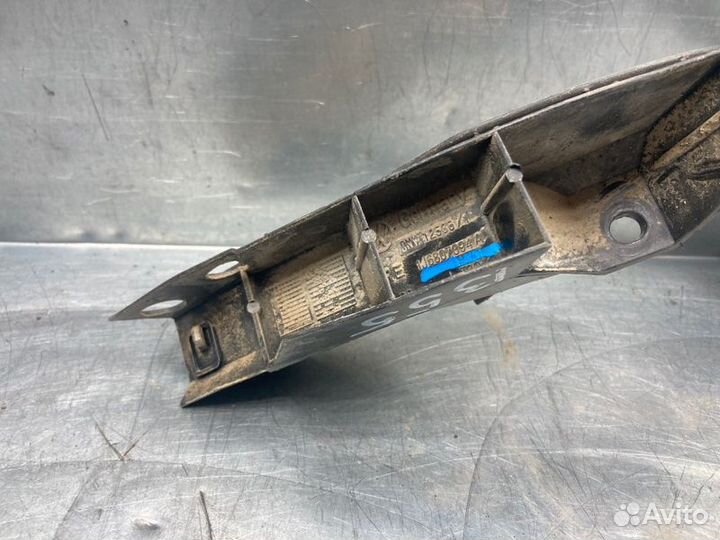 Направляющая заднего бампера правая Volkswagen Gol