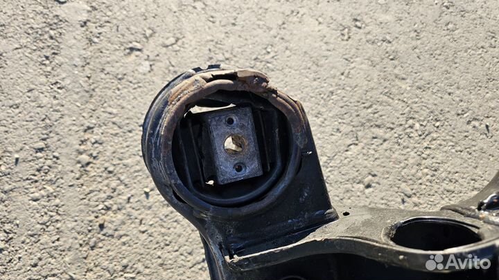 Подрамник передний на Mercedes-Benz W140