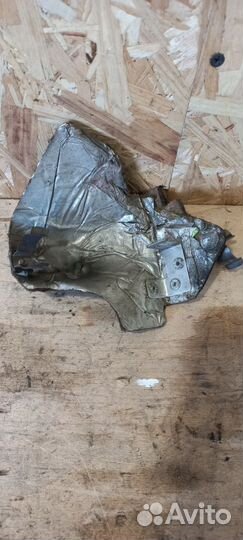 Экран выпускного коллектора Volvo V50