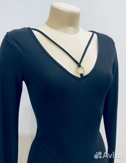 Черное платье с красивым декольте