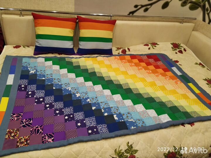 Лоскутное одеяло и подушки в стиле пэчворк