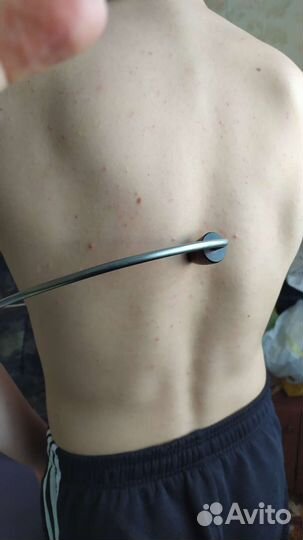 Массажёр для спины.Рукой болевые точки на спине