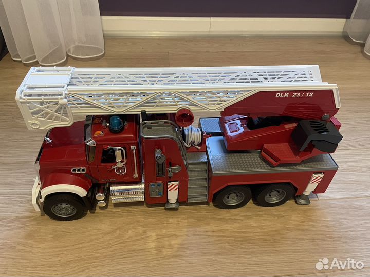 Пожарная машина Bruder 02821 Mack