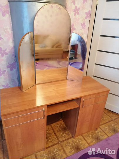 Трюмо с зеркалом