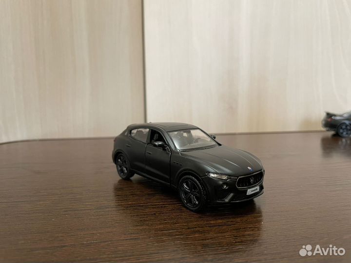 Модель автомобиля 1:32 Mobicaro