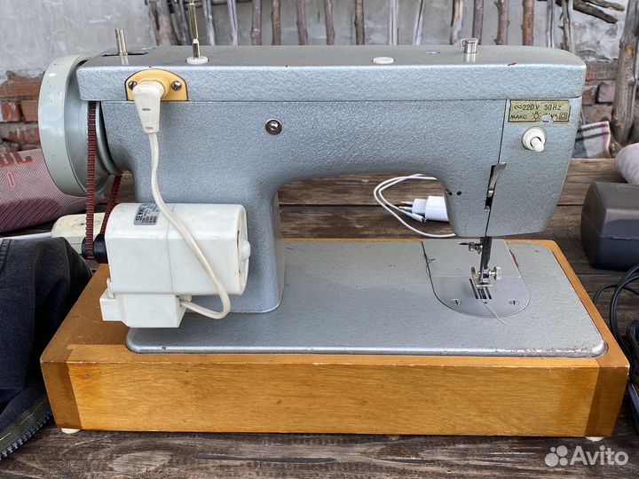 Швейная машинка бу чайка 142М