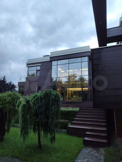 Дом 1200 м² на участке 30 сот.