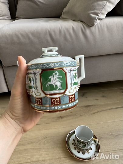 Чашка с блюдцем и сахарница