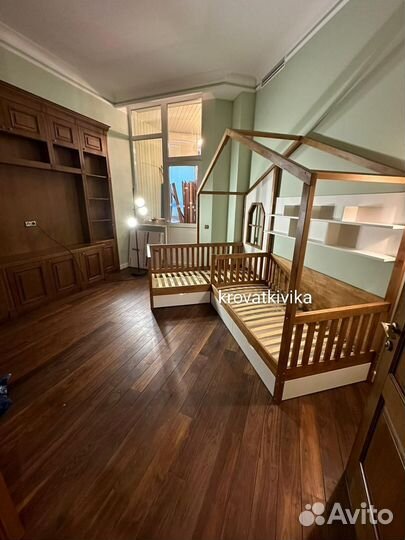 Детская угловая кровать домик