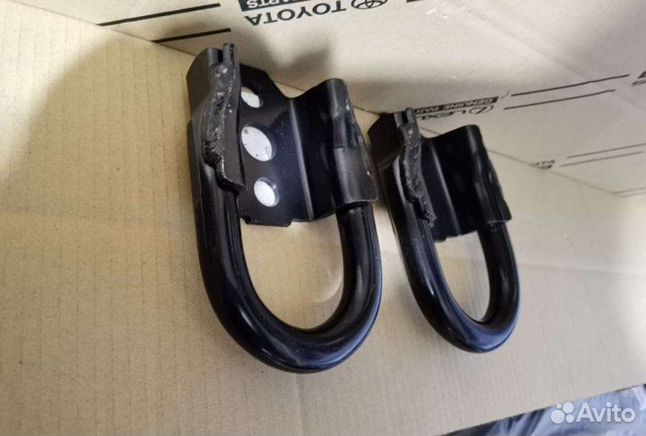 Буксировочная петля задняя Toyota Land Cruiser 200