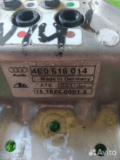 Блок клапанов пневмоподвески Audi A8