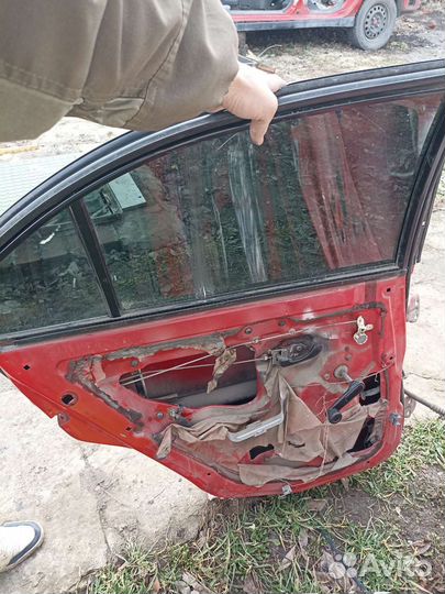 Дверь mitsubishi carisma