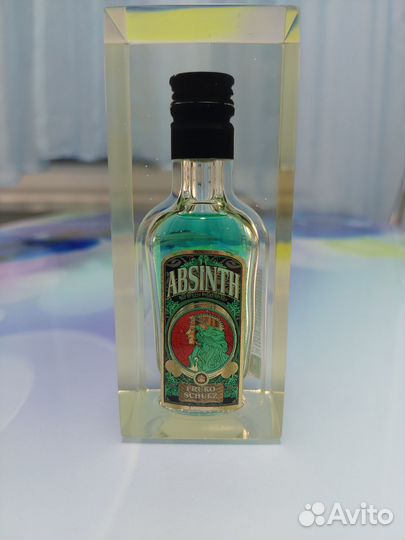 Изделие с бутылочкой абсента в эпоксидной смоле