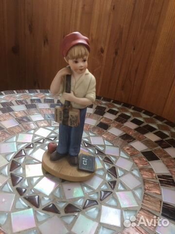 Статуэтка Мальчик с книгами и яблоком