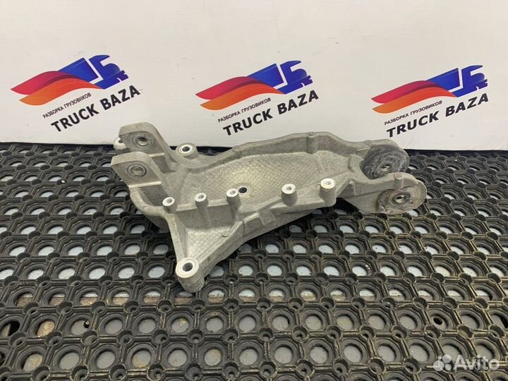 1912829 Кронштейн кабины передний правый