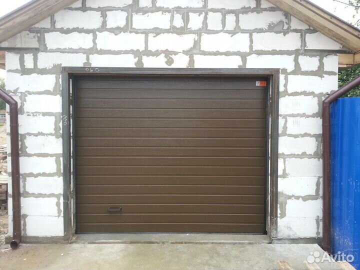 Секционные ворота Alutech для гаража
