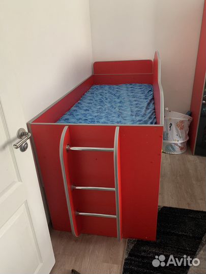 Детская кровать чердак со столом и шкафом