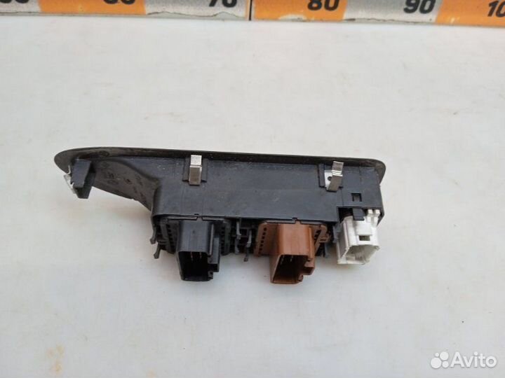 Блок управления стеклоподъемниками Renault Laguna