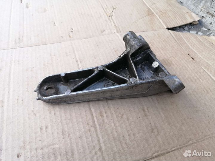 Крепление R двигателя м10 BMW e30