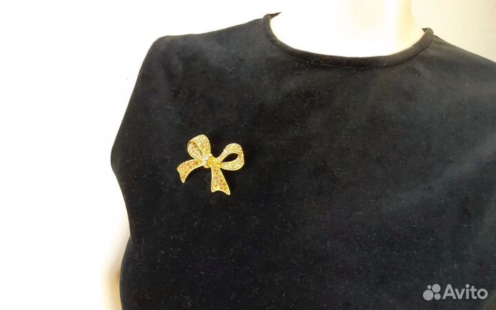 Брошь со стразами 