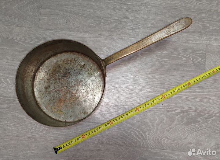 Старинная медная кастрюля с ручкой