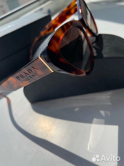 Солнцезащитные очки женские prada