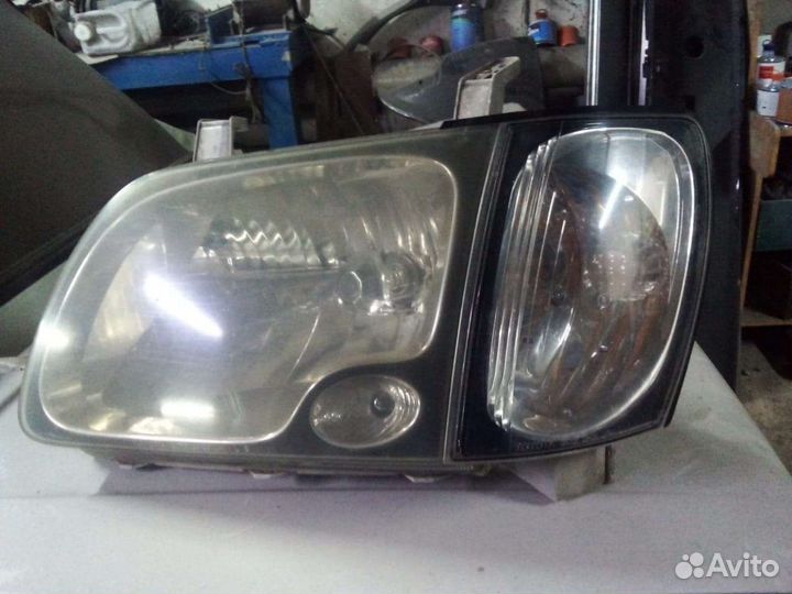 Левая фара на Toyota town ace noah cr40