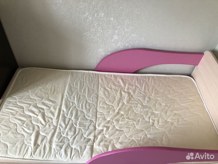 Детская кроватка и шкаф