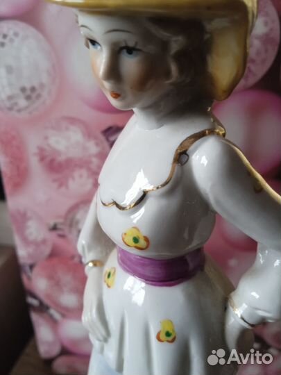 Девушка с кошкой фарфор статуэтка