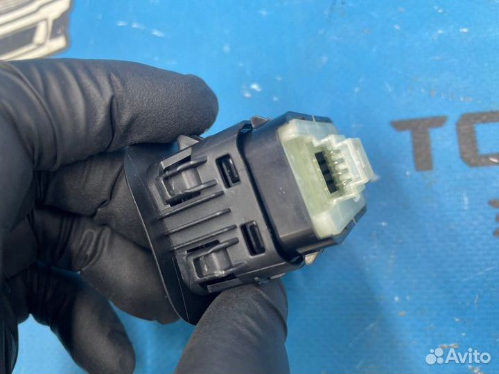 Кнопка открывания багажника Mercedes-Benz C-Class