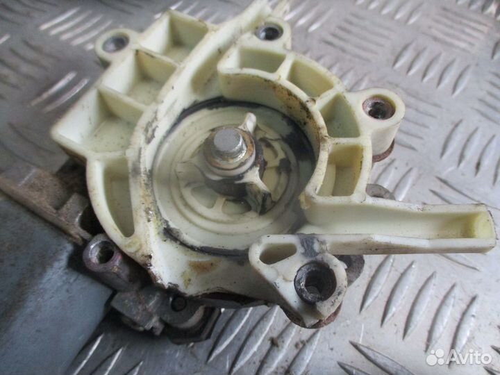 Моторчик стеклоподъём. передний левый Audi 80 B4