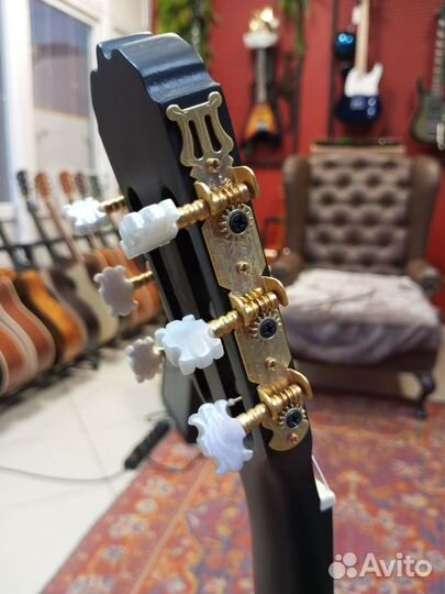 Классическая гитара розовая