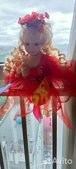 Кукла фарфоровая и лошадка