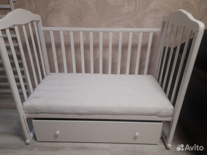 Детская кроватка с поперечным маятником